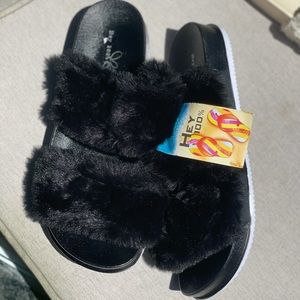 Fur slippers size 7 women’s